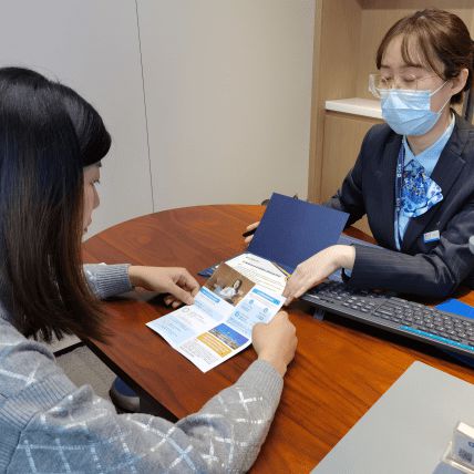 連扳三局展雄風，大逆轉國羽勇奪首金；養老服務暖人心，銀齡歲月映華章